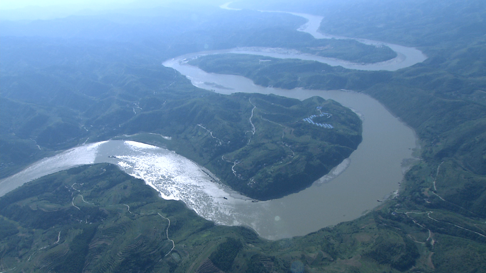 汉江,一条发源于秦岭的河流,经过崇山峻岭山泉的汇聚,奔波1577公里后