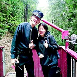 图为孙雅婷和外国老爷爷的合影只身一人远赴大洋彼岸的美国独立工作