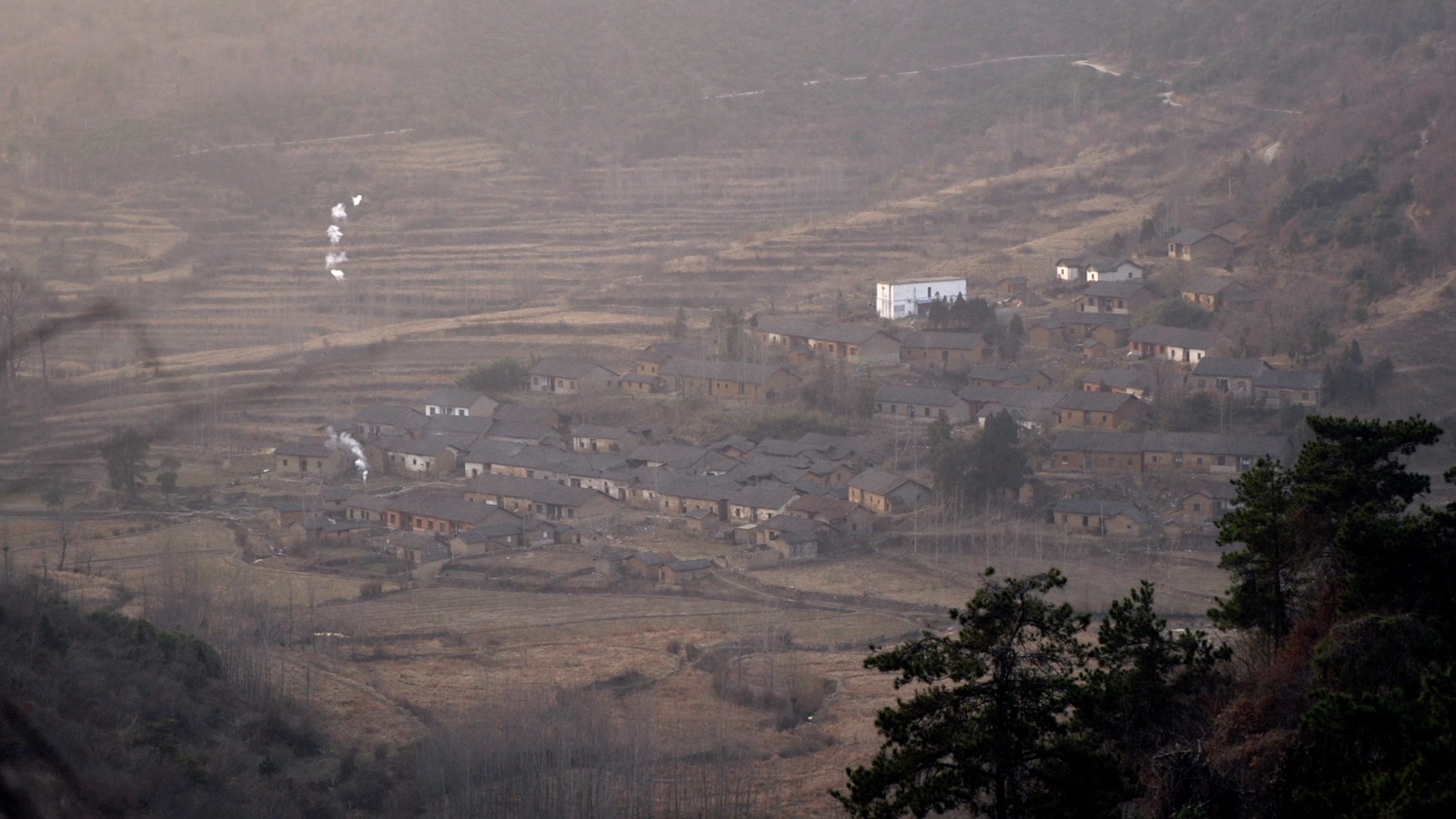 大屋湾,湖北麻城大别山里的一个古老村庄,三面环山,五十多栋民居静卧