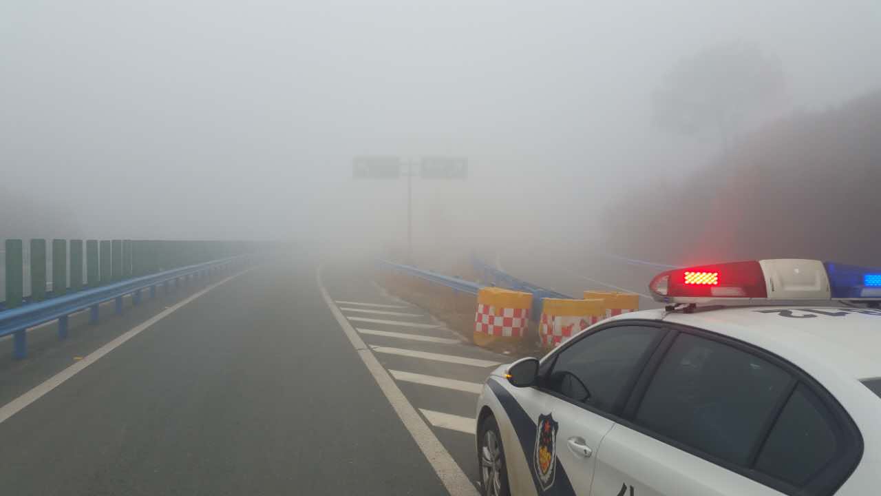 武汉今晨发大雾橙色预警 湖北多条高速临时管制