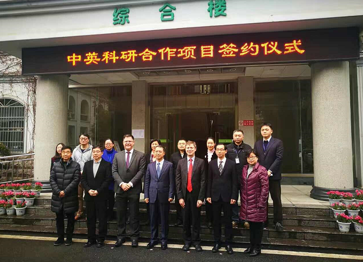 武汉市人民政府副市长李忠,英国驻武汉总领事馆领事nick whittingham