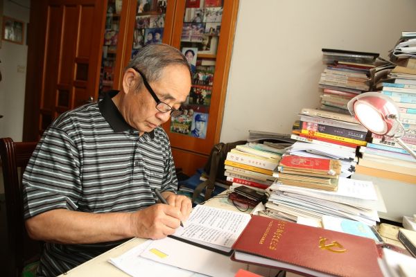 毛兰成,男,1942年生,从原武汉空军指挥所宣传部部长退休后,任空军上