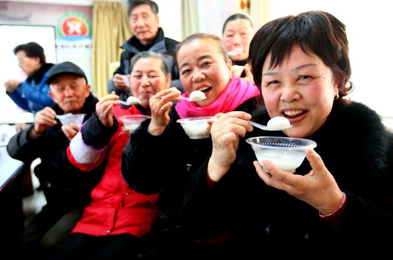 中医专家:汤圆虽好不可贪吃 老人吃汤圆一次别超过六个