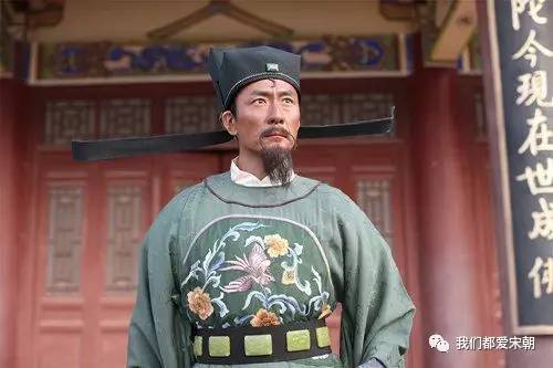 这绝对不是宋朝人的服装,而是后世舞台上的戏服.