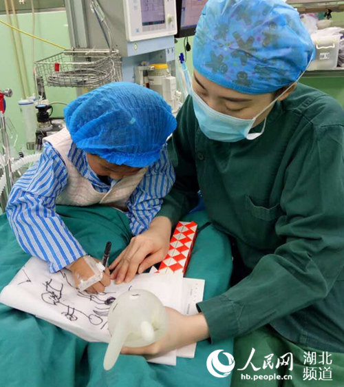 用手术手套做成萌兔子 暖心护士手术室里安抚小女孩