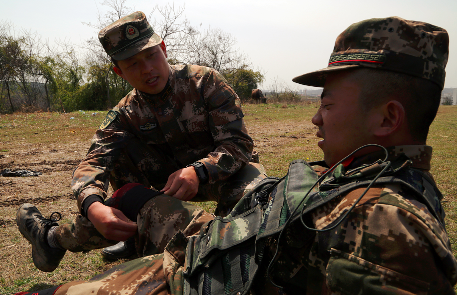 荆门武警:机关参谋走上实训战场 少校队员的"魔鬼"挑战