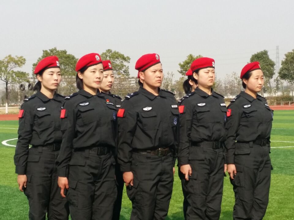 早上6点半,这群头戴红色贝雷帽的女特警队员就准时出操,出现在训练场