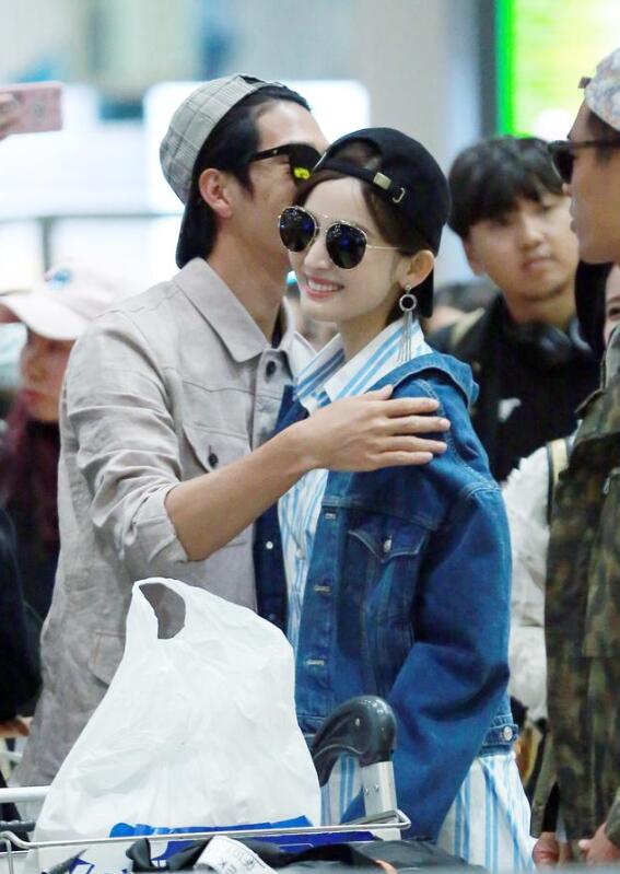 花少天团回京养眼井柏然和古力娜扎拥抱