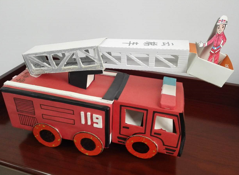 荆州51990名学生完成家庭消防作业手工消防车逼真亮相