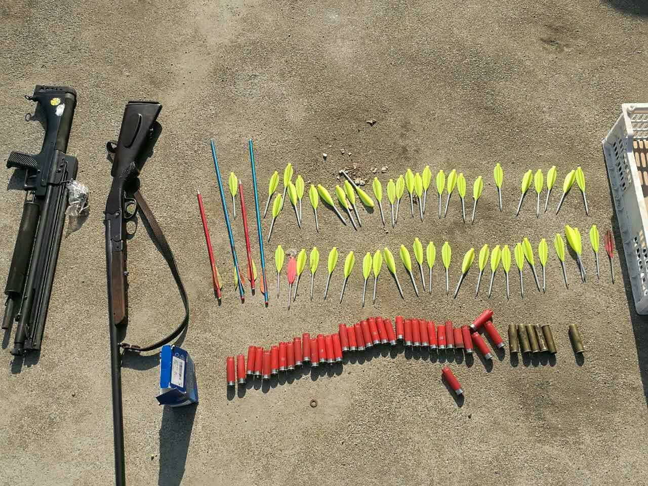 县公安局柳林派出所多次接到线报称:柳林乡一村民王某家中藏有猎枪,并