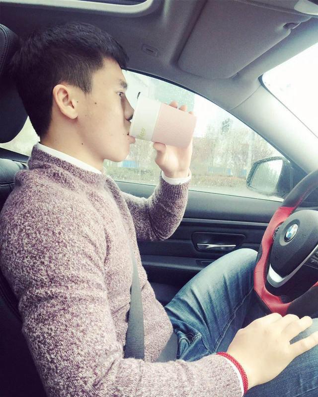 邱建良生活照邱建良已经取得了不小的成就,若是常人,早就屁股都翘上天