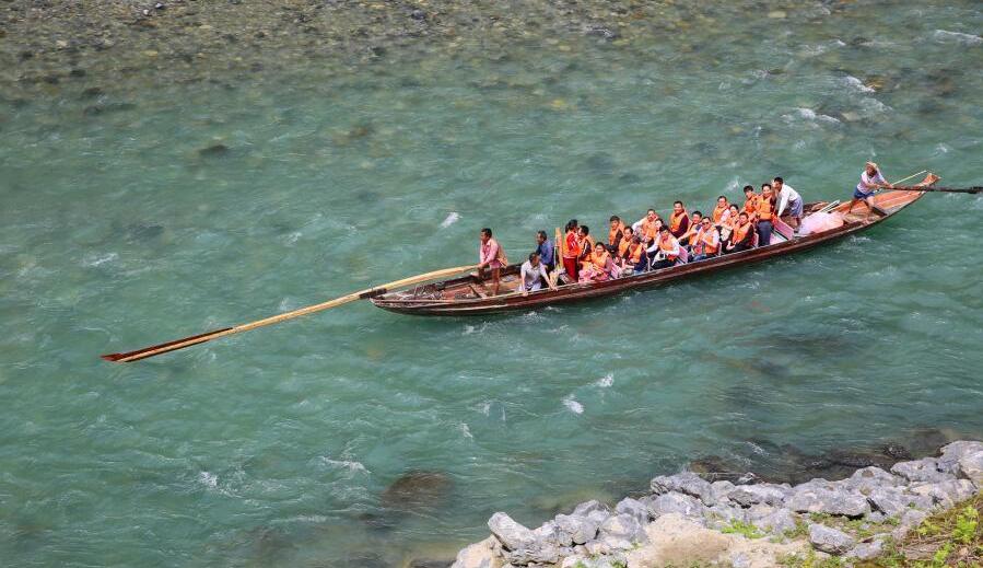 千余名游客体验原始拉纤