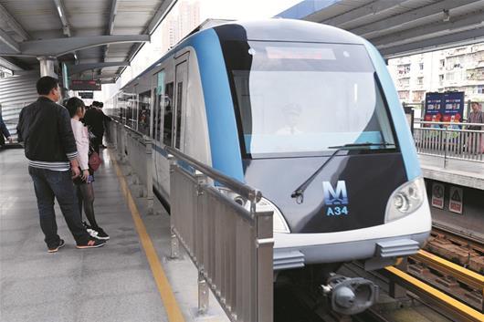 客流激增为消除隐患 武汉地铁1号线大智路轻轨站装上护栏