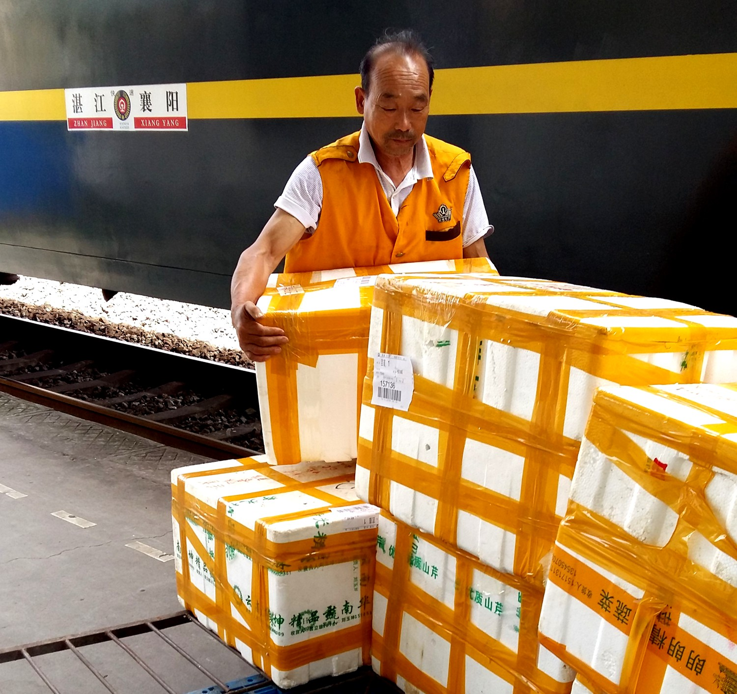 工作人员准备将小龙虾搬运到了客车上铁路部门全力推行鲜活货物运输的