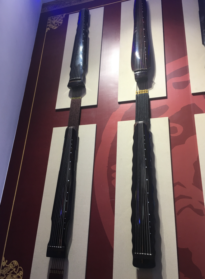 本届文博会湖北馆最大的亮点是有"天下第一琴"美誉的楚式古琴现场演奏