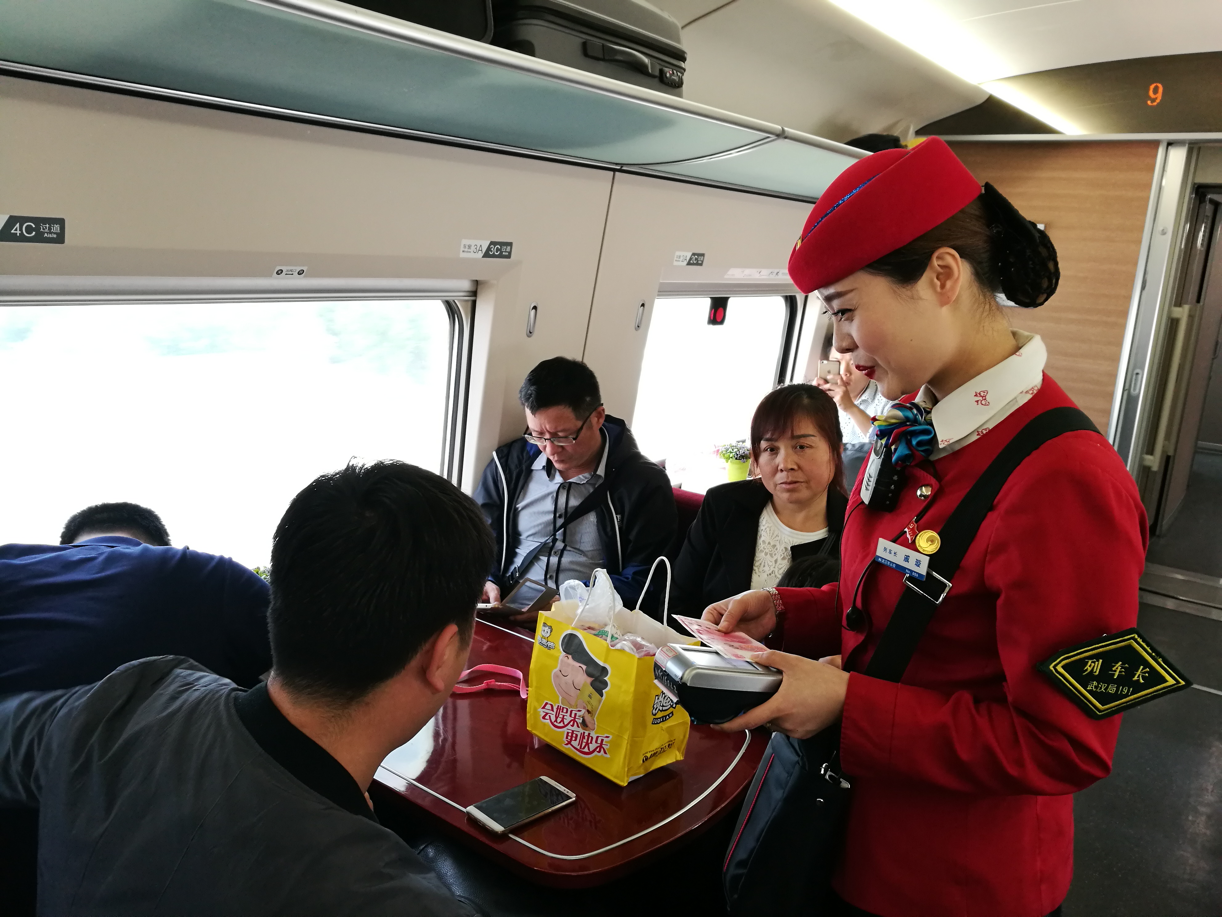 武汉动车组车间凤舞楚天乘务组高铁上飞出的金凤凰