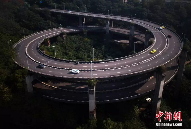 陈超 摄重庆南岸区一座螺旋式立交桥,强烈的3d立体视角效果,有木有!
