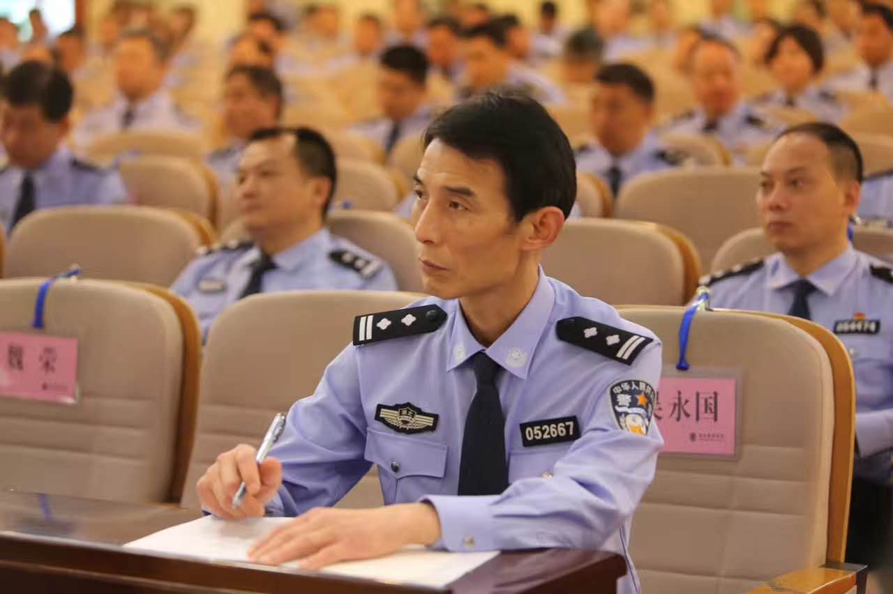 接下来一周,他们将在湖北警官学院接受政治理论,枪械射击,执勤巡逻等