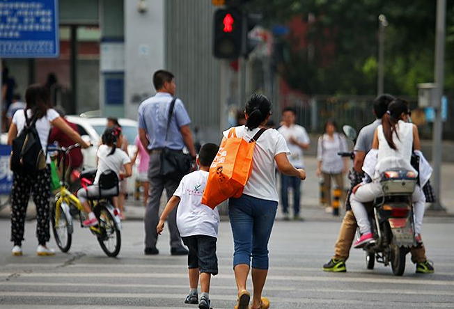 中国式过马路死结怎么解红灯管不住曝光惹争议