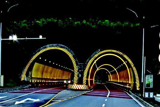 "位于五峰土家族自治县渔洋关镇新城区的庙岭隧道改建后内壁增加了反