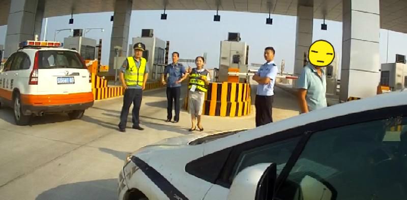 长江云报道男子下错高速,拒不支付过路费,与徐家堡收费站员工发生争执