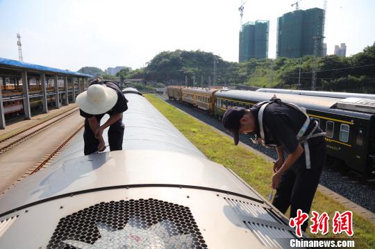 高温下"列车医生":技检一次出1斤汗水