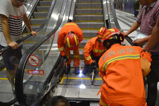 鄂州发生一起自动扶梯伤人事故3岁男童两根脚趾被夹断
