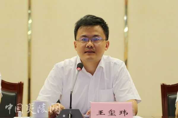 王玺玮首先代表夷陵区委,区人大,区政府,区政协向全区广大教师和教育