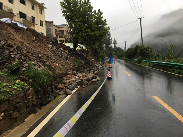 十堰316国道和十两路有山体落石隐患过往司机需注意通行安全