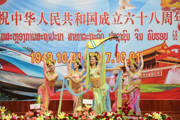 湖北艺术团添彩老挝琅勃拉邦总领馆国庆招待会