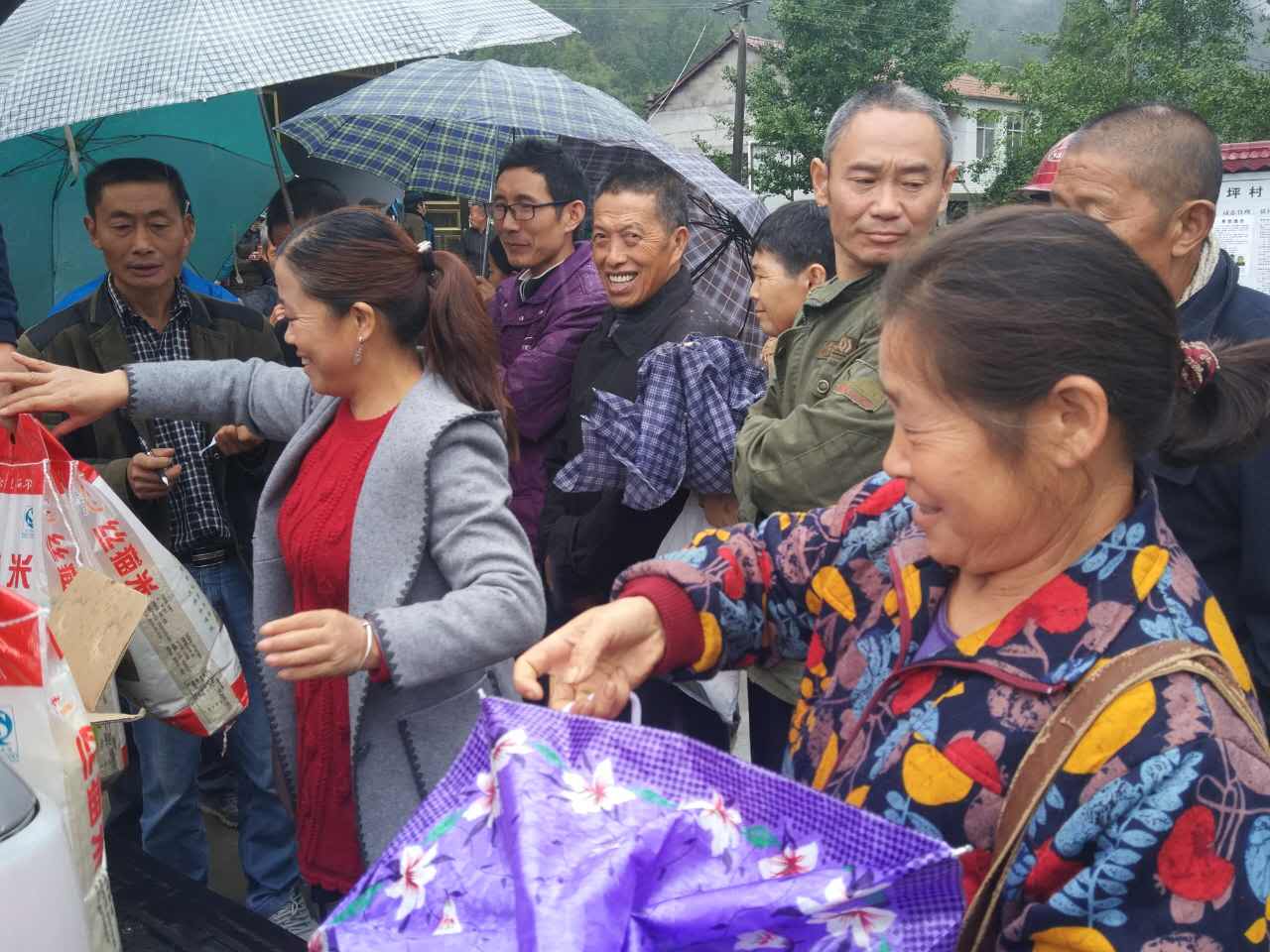 今天(16日)上午,在鹤峰县走马镇柘坪村,一场爱心捐赠活动正在这里举行