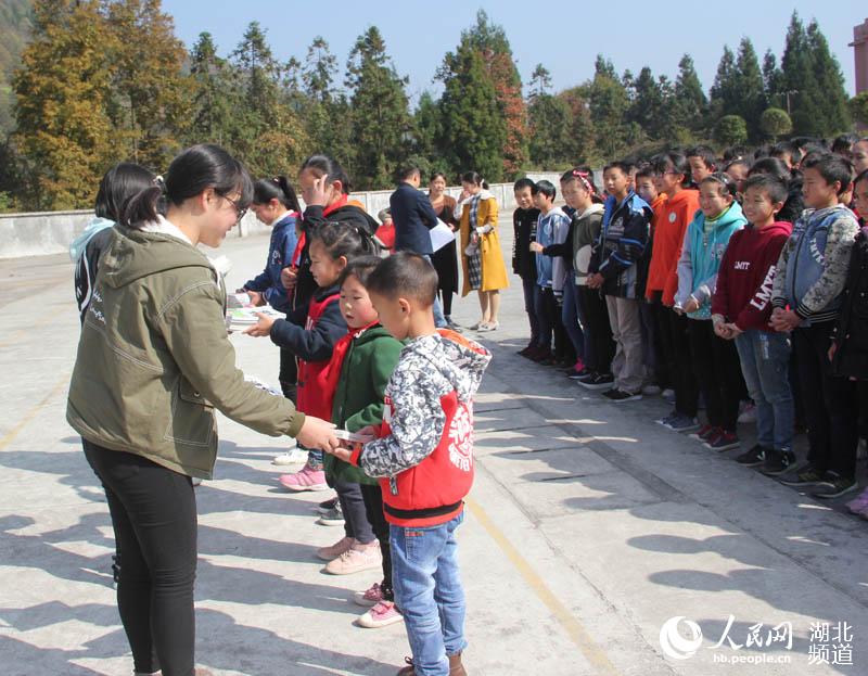 恩施丨鹤峰爱心人士帮扶贫困儿童不间断每年捐资10万元