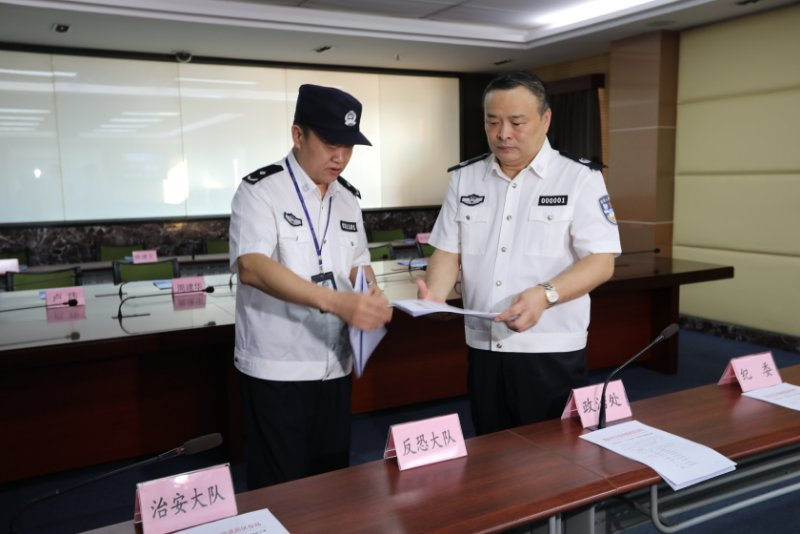 "1日,在武汉市公安局武昌区分局指挥中心,湖北省副省长,公安厅厅长