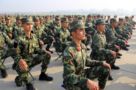湖北武警新训团组织5000余名新兵队列会操