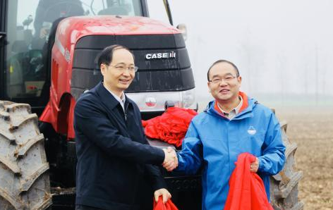 枝江市委书记刘丰雷(左)与中化集团农业事业部总裁覃衡德携手打造map