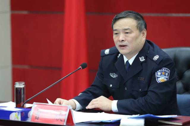 10月26日,副省长,公安厅厅长曾欣主持召开厅党委扩大会议,传达学习党