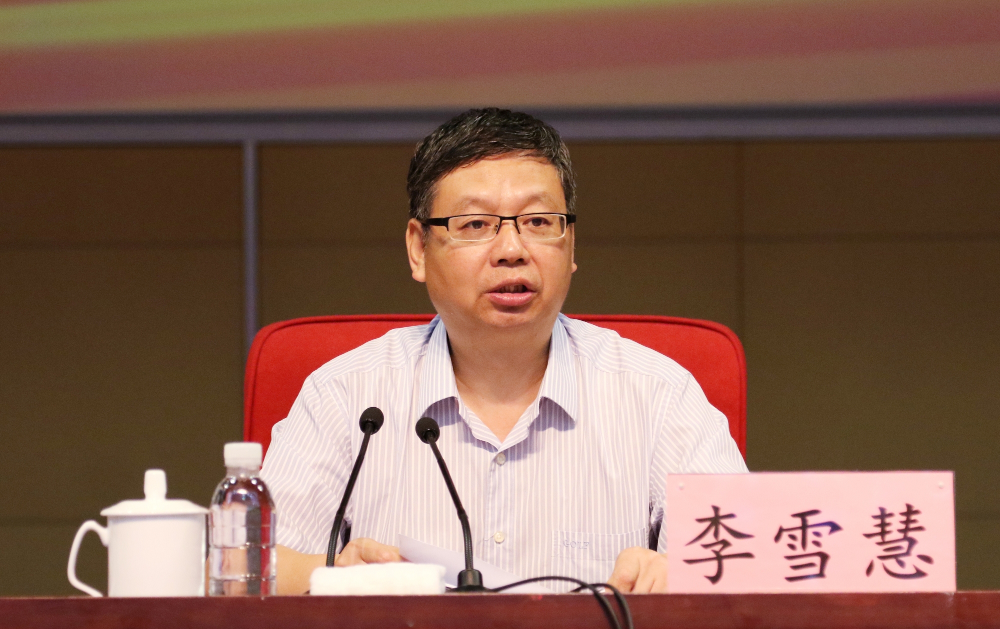 图为检察日报社党委书记,社长,最高人民检察院影视中心主任李雪慧主持