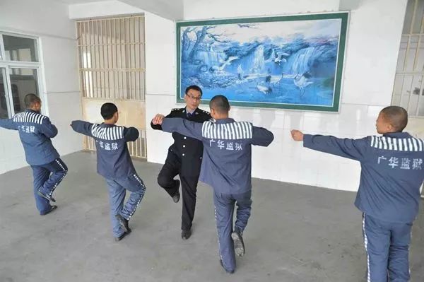 沙洋县境内现有汉津监狱,平湖监狱,陈家山监狱等7所监狱,干部职工1万