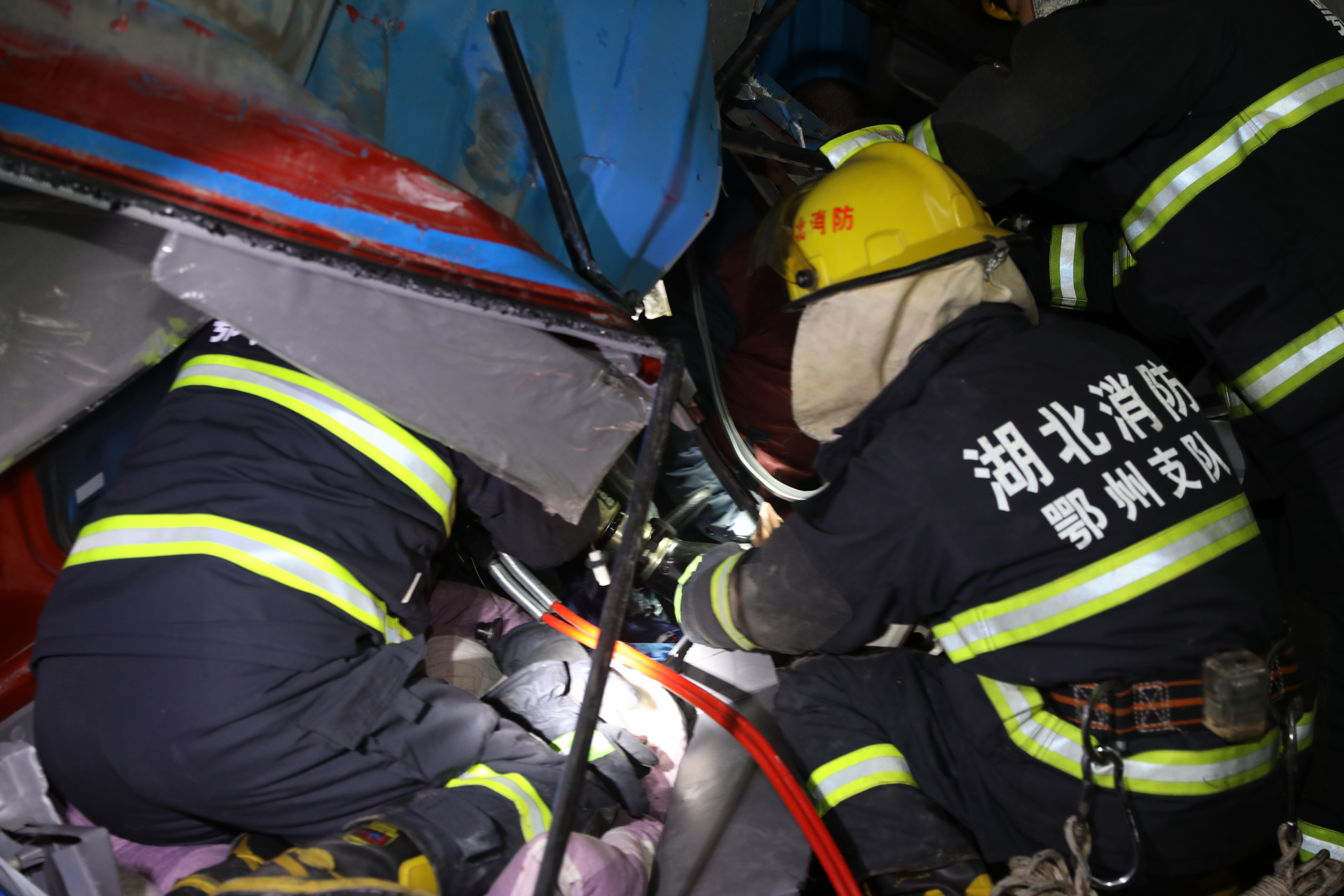 武黄高速鄂州路段凌晨13辆车连环相撞3人被困 鄂州50名消防官兵火速