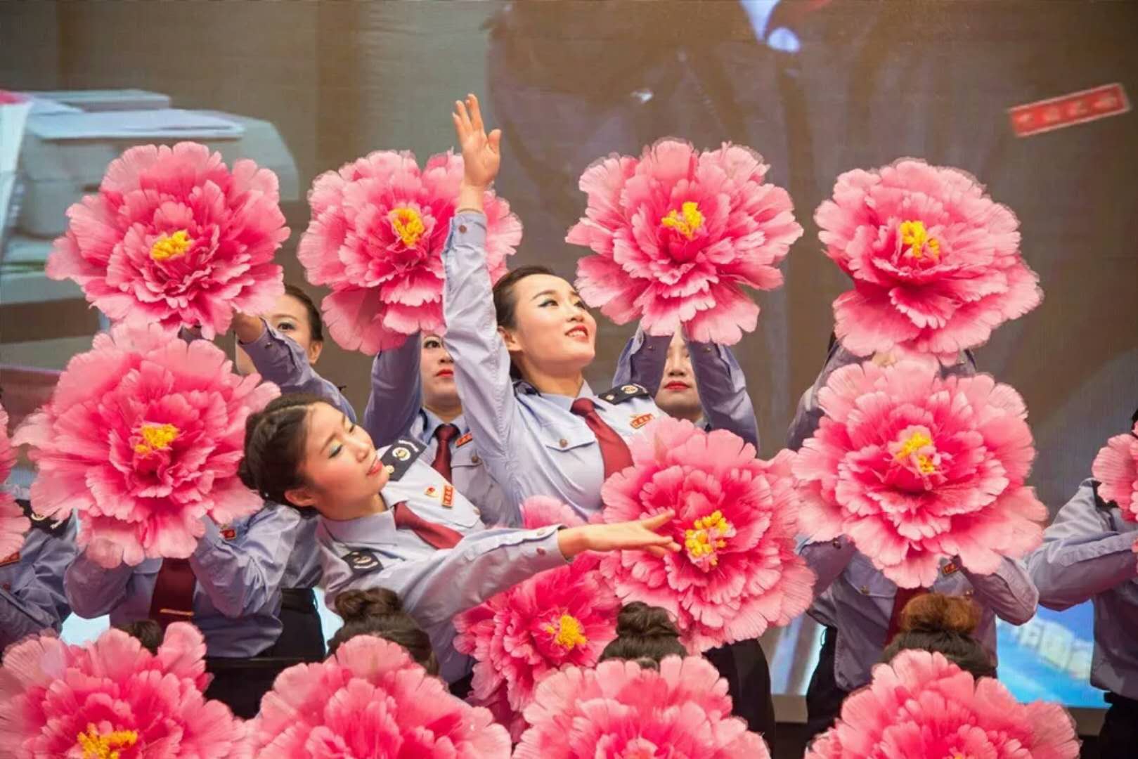 进行了时尚风采展示,"巾帼文明岗"的代表团队,表演了快板舞《神龙班花