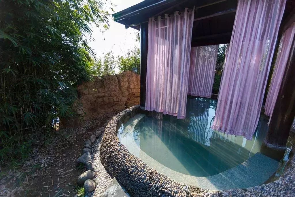 山湖温泉地址:武汉市黄陂木兰天池风景区优惠信息:3月8日当天女性免