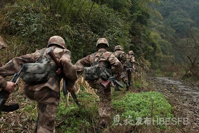 急行军,恩施军分区全副武装紧急出动!