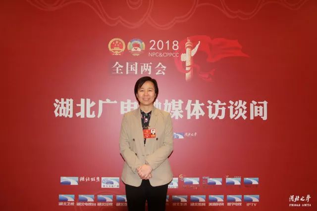 全国人大代表杨芳,是咸丰县清坪镇申李坝村村委会委员和村医,做了18年