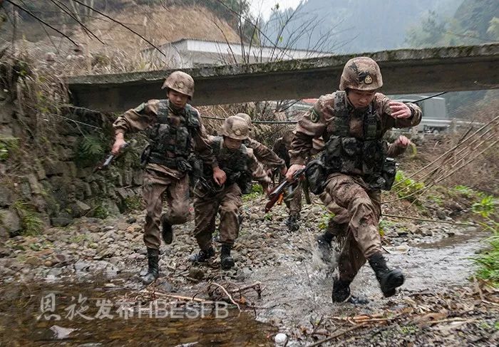 急行军,恩施军分区全副武装紧急出动!