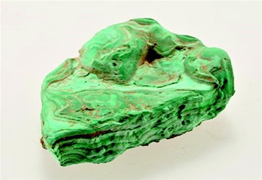 图为:随葬铜矿石(孔雀石).图为:铜绿山四方塘遗址出土的青铜器.