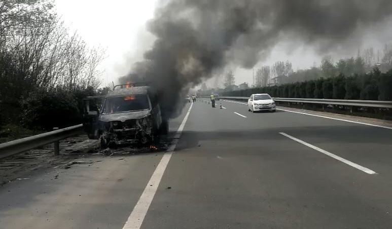 湖北高速交警襄阳大队对现场进行了交通管制,11