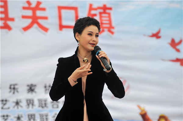 电话》小品《撞》活动现场浠水县杂技团青年演员陈欢带来杂技《变脸》