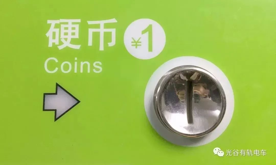 在取票找零口取走所购买单程票和找零↓上车刷票上的二维码即可↓3