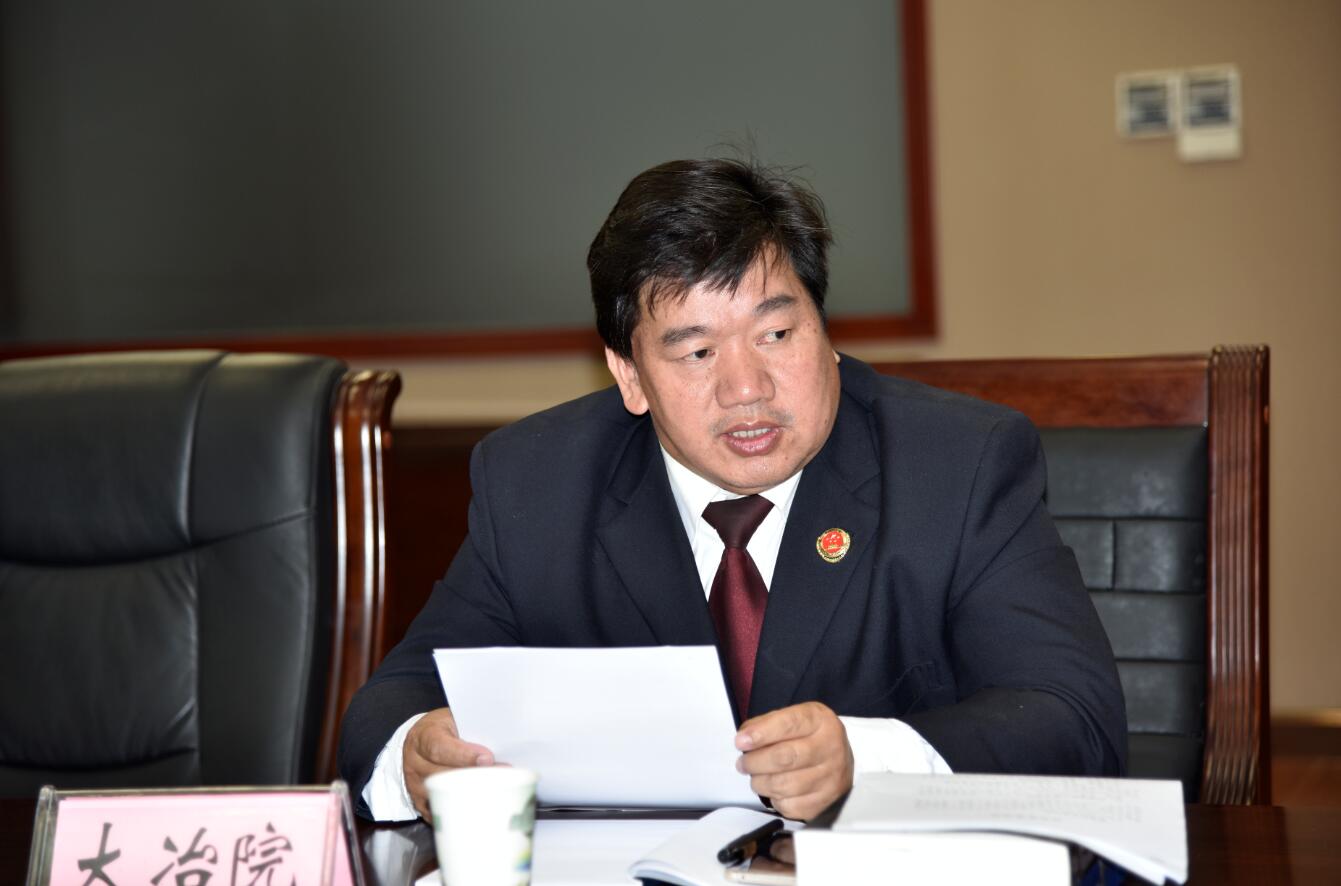 听证会上,大冶市检察院党组成员,副检察长熊良荣作为承办检察官,向与