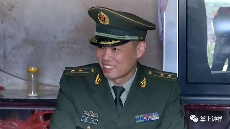 钟祥敲锣打鼓送喜报拥军优属暖兵心